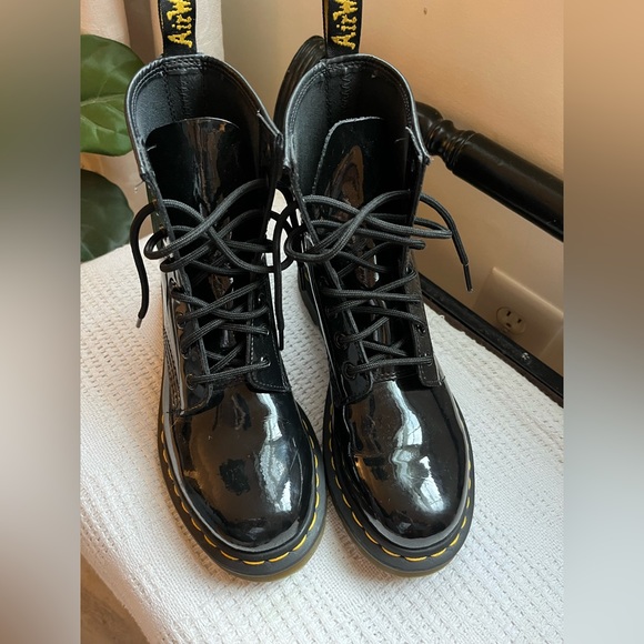 New DR. Martens Smooth Leather 1460 8 -Eye Boot Combat Women’s 8 Shoes Bootie - Picture 3 of 8